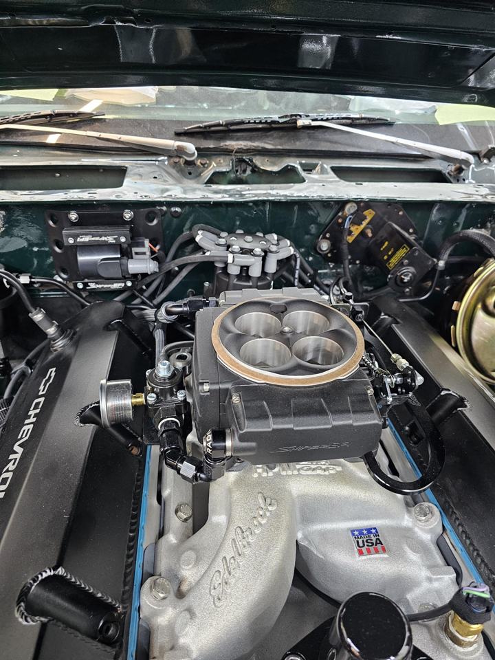 Holley Sniper EFI throttle body on an Edelbrock intake, with fuel regulator, gauge and braided lines on a small-block Chevy